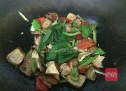 Illustration of how to make fragrant dried twice-cooked pork 11