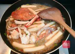 Illustration of how to make swimming crab braised rice cake 16