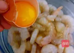 Illustration of how to stir-fry shrimps with colored peppers 3