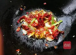 Illustration of how to stir-fry razor clams with garlic flavor and chopped pepper 4