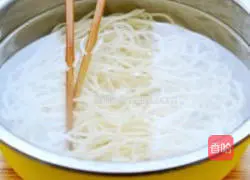 Illustration of how to make cold shredded chicken noodles for high temperatures 9
