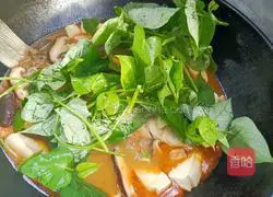 Sichuan style spicy crucian carp pot Illustration of how to do it 6