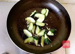 Illustration of how to make fried shrimps with cucumber 5