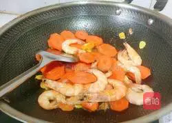 Illustration of how to make stir-fried shrimps with broccoli and carrots 15