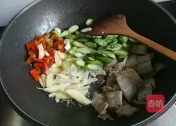 Bitter melon, okra and twice-cooked pork recipe 4