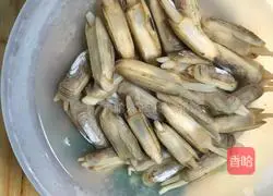 Illustration of how to make fried razor clams with ginger and green onion 2