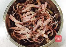 Illustration of how to make sauced duck tongue 1