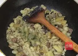 Illustration of how to make fried pasta with potatoes and sausage 9