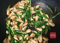 Illustration of how to make stir-fried river shrimp with leeks 13