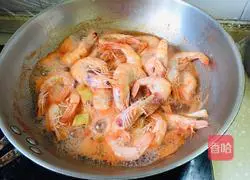 Illustration of how to make salt water prawns 3