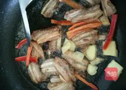 Illustration of the recipe of twice-cooked pork with garlic moss 6