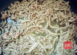 Illustration of how to make shredded beef with pickled pepper 7