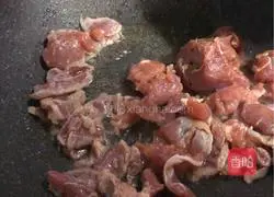 Illustration of how to make stir-fried pork with pepper and fungus 4