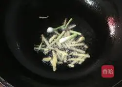 Illustration of how to stir-fry razor clams with ginger and green onion 4