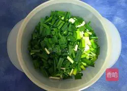 Illustration of how to make twice-cooked pork with red peppers and greens 5