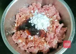 Illustration of how to make steamed meatballs with millet and quail eggs 2