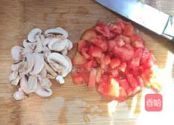 Illustration of how to make tomato and mushroom meat sauce pasta 3