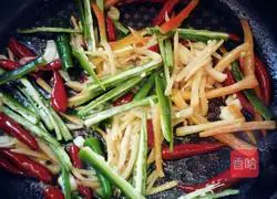 Illustration of how to make shredded beef with pickled pepper 8