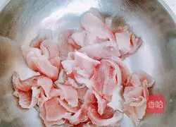 Illustration of how to make fried crispy pork slices with celery 3