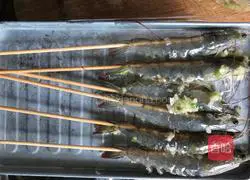 Garlic skewers Illustration of how to make skewered shrimp 4