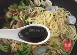 Illustration of how to make seafood spaghetti 8