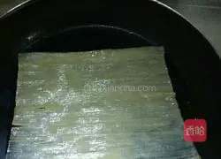 Illustration of how to make delicious grilled cold noodles 1
