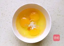 Illustration of how to make fried eggs with shrimps 2