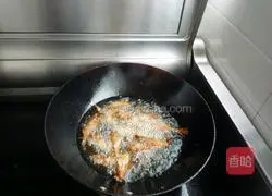 Illustration of how to make small yellow flower crispy fish 5
