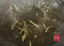 Illustration of how to cook jade snails with pickled vegetable juice 6