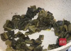 Illustration of how to stew crucian carp with pickled cabbage 6