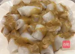 Cantonese cuisine - illustration of how to make pork cheong fun with mixed sauce 3