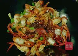 Illustration of how to make spicy crayfish 4