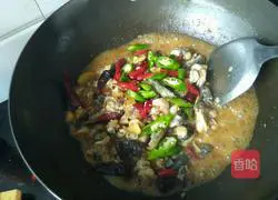 Illustration of how to stir-fry spicy bullfrog 7