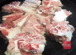 Illustration of how to make pork ribs with vermicelli and stewed mushrooms 3