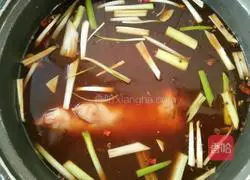 Illustration of how to make rice cooker sauced pig's trotters 12