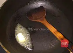 Illustration of how to make fried pasta with potatoes and sausages 3