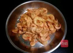 Illustration of how to eat two small river shrimps 6