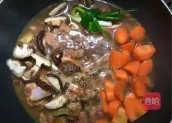 Illustration of how to make braised pork ribs with mushrooms and carrots 3