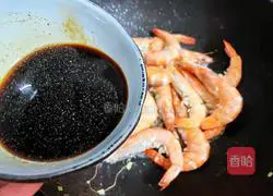 Illustration of braised prawns in oil 6