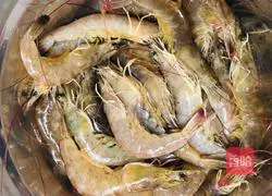 Illustration of how to cook shrimps in salt water 1