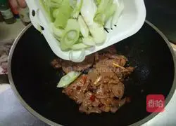 Illustration of how to stir-fry tender liver 7