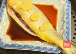 Illustration of how to make steamed large yellow croaker 3