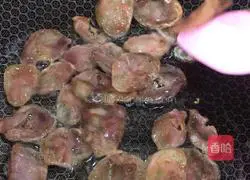 Illustration of how to make fried peas and sausages 7