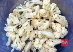 Illustration of how to make fried cauliflower with shrimps 1