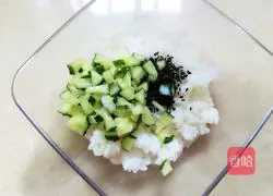 Illustration of how to make cantaloupe bacon rolls 3