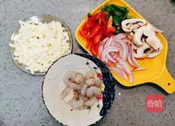 Illustration of how to make shrimp and mushroom pizza 3