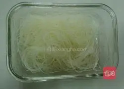 Illustration of how to make fried rice noodles with mixed bacon 3