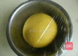 Illustration of how to make raisin and carrot bread rolls 3