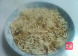 Illustration of how to make instant noodles pizza 6