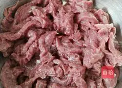 Illustration of how to make stir-fried beef with green pepper 1